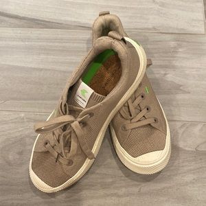 EUC Ibi Low Cariumas - Size 10 - Color sand knit